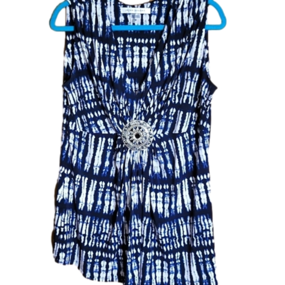 Peter Nygard Tops - PETER NYGARD - SLEEVELESS TUNIC WITH BEAUTIFUL SILVER MEDALLION. SIZE MEDIUM